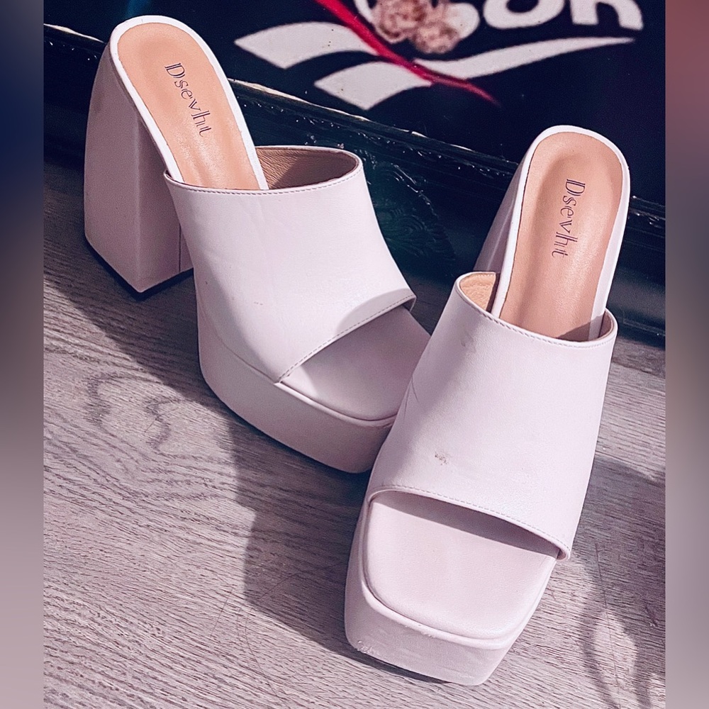 Y2K 90d inspired platforms.